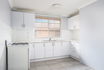 RENOVATED 2 BEDROOM APARTMENT ENJOYING ULTIMATE CONVENIENCE!